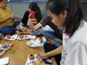 อาสาสมัครแต่งโอ่งจิ๋วน้ำใจช่วยภัยพิบัติ 12 ส.ค. 62 Volunteer –To decorate tiny jars for Disaster Relief Aug, 12 ,19